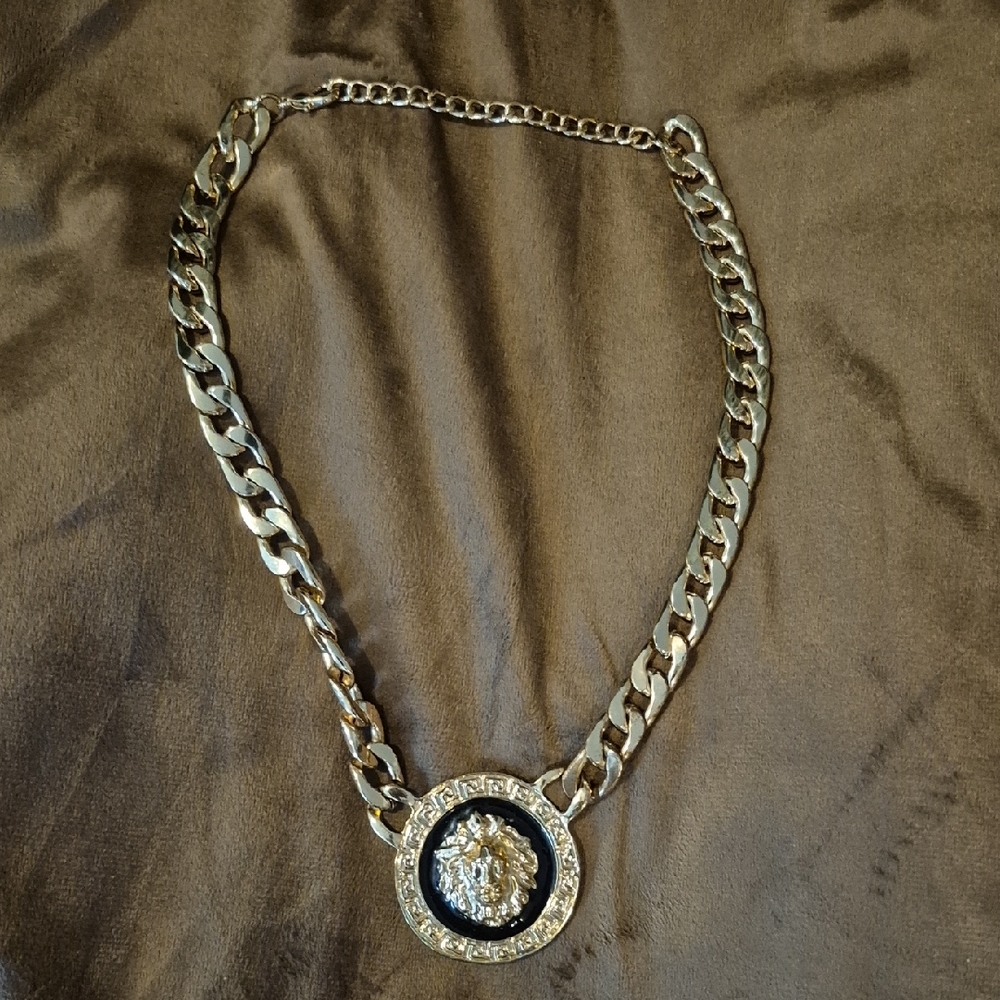 Elegant Gold Chain Necklace with Lion Pendant